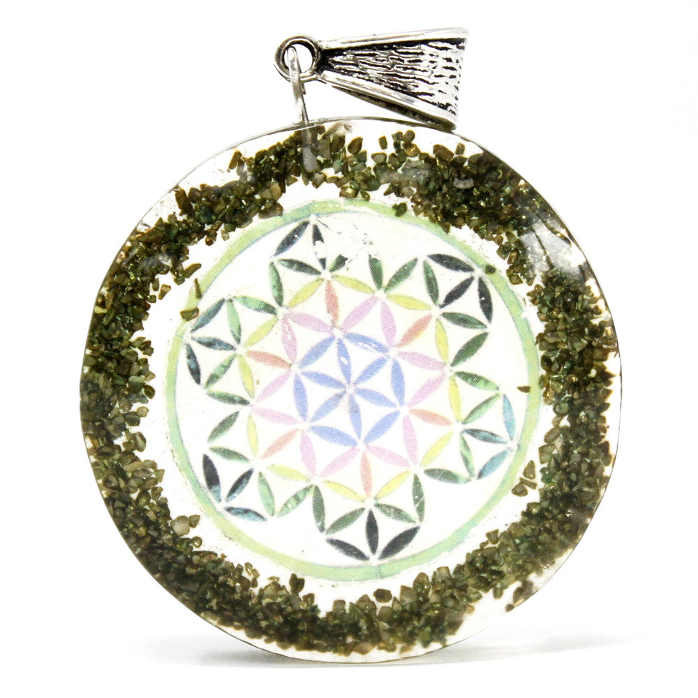 Pendentif en orgonite - Mandala de pierres vertes