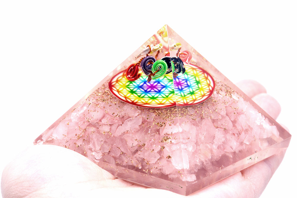 Pyramide en orgonite - Fleur de vie en quartz rose arc-en-ciel - 70 mm