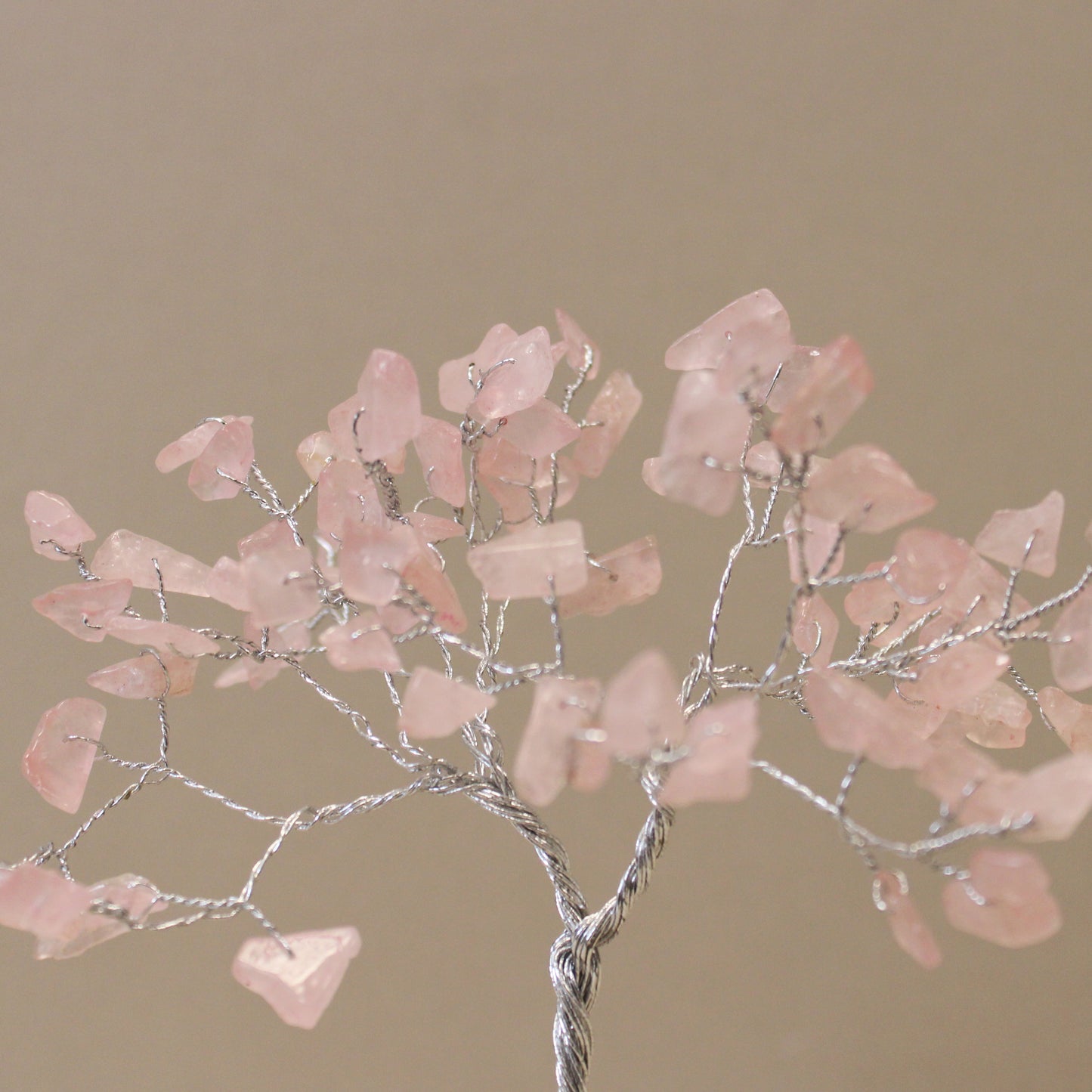 Arbre aux pierres précieuses avec base en organite - 80 pierres - Quartz rose