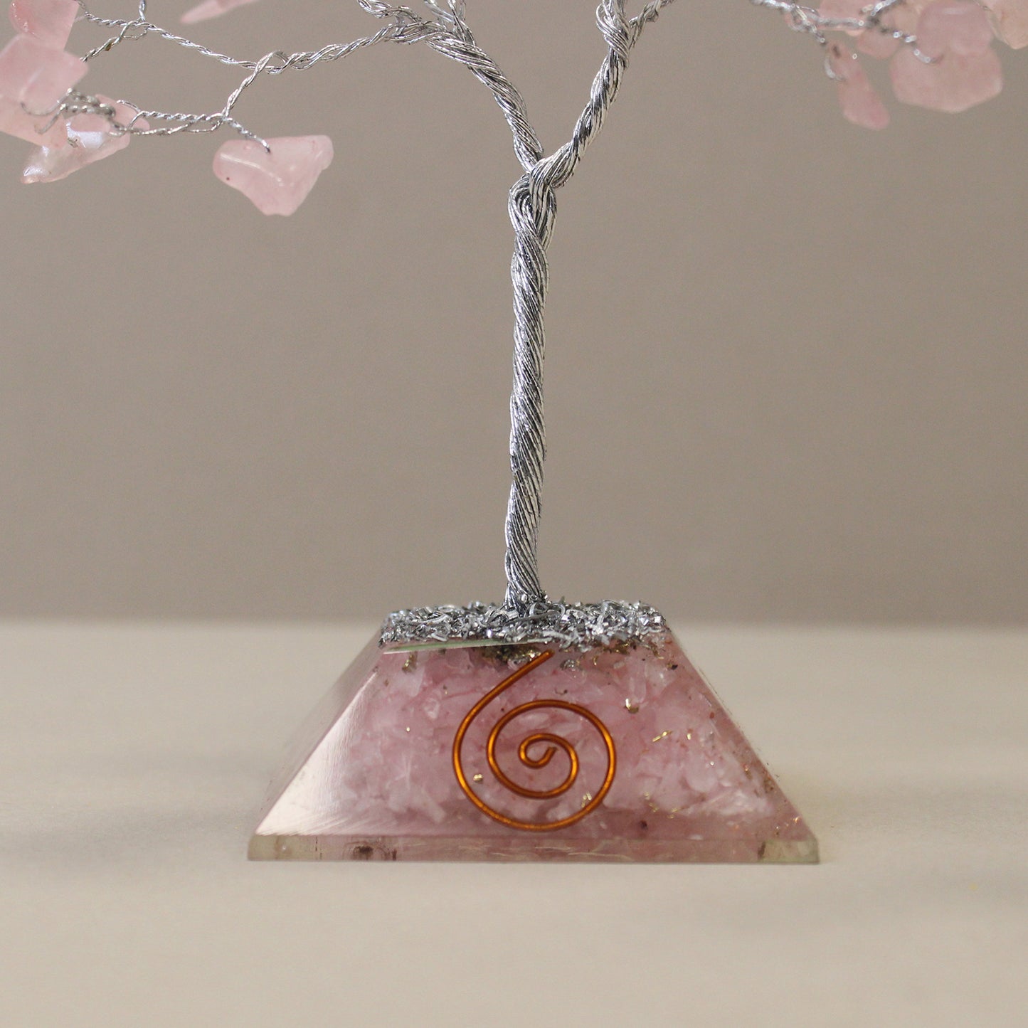 Arbre aux pierres précieuses avec base en organite - 80 pierres - Quartz rose