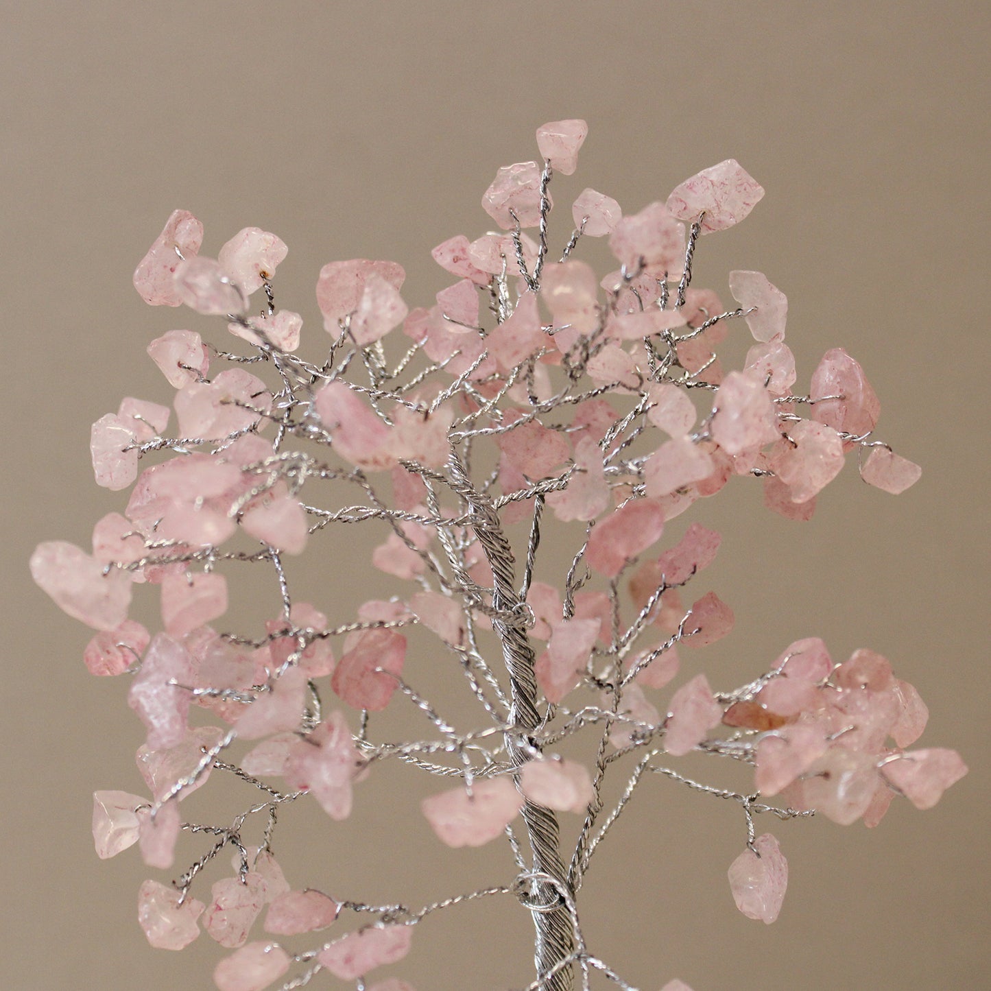 Arbre aux pierres précieuses avec base d'organite - 160 pierres - Quartz rose