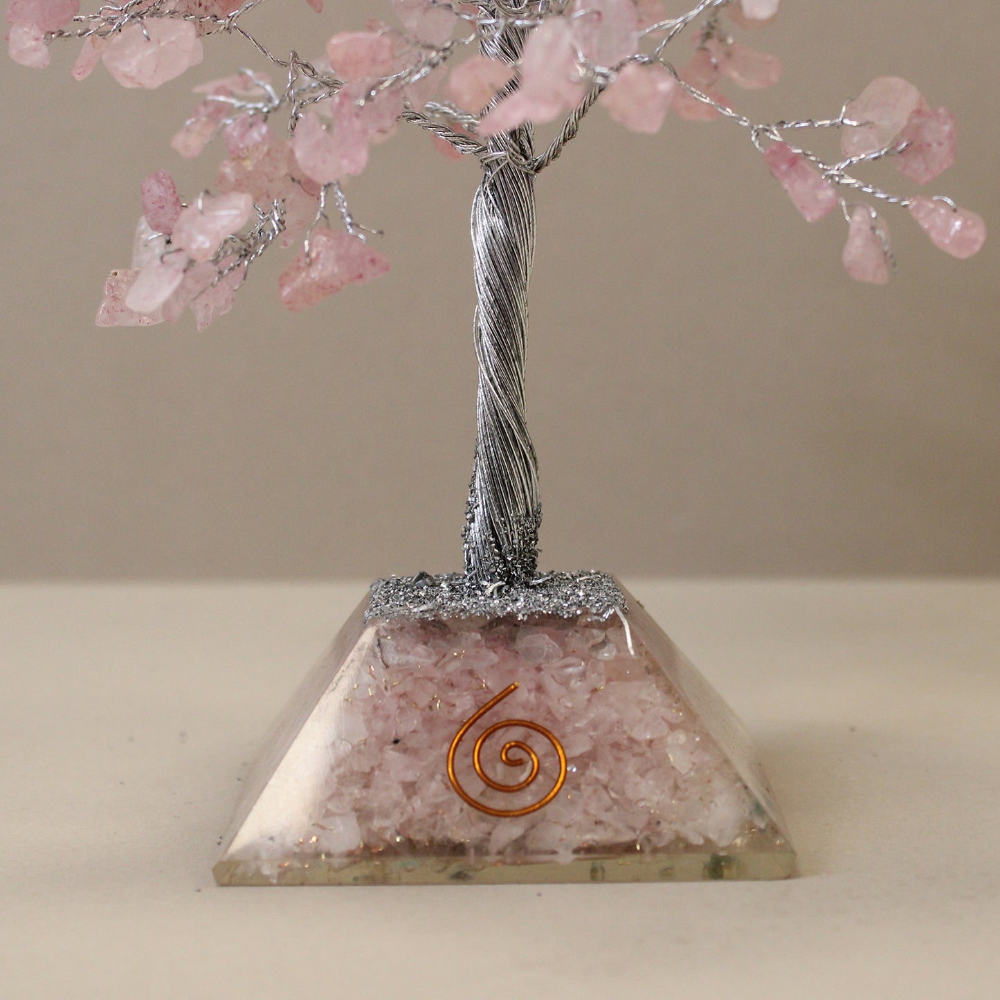 Arbre à pierres précieuses avec base en organite - 320 pierres - Quartz rose